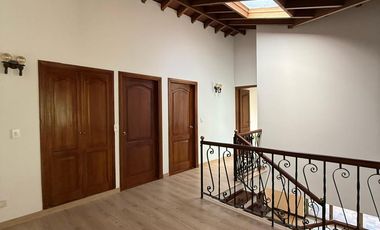 PRECIOSA Y AMPLÍSIMA CASA CAMPESTRE  REFORMADA DE 238 M2 EN EL SECTOR DE PALERMO.