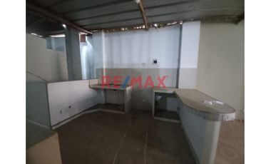Se Vende Casa Comercial En Villa María Del Triunfo - Rafael Chacon