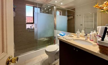 Se Vende Amplio Departamento 3 Dormitorios + 2 Estacionamientos. Providencia