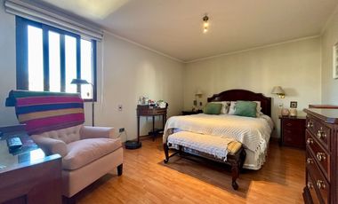 Se Vende Amplio Departamento 3 Dormitorios + 2 Estacionamientos. Providencia