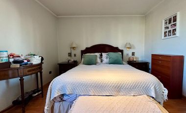 Se Vende Amplio Departamento 3 Dormitorios + 2 Estacionamientos. Providencia