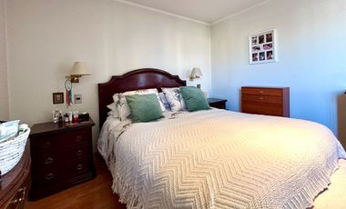 Se Vende Amplio Departamento 3 Dormitorios + 2 Estacionamientos. Providencia