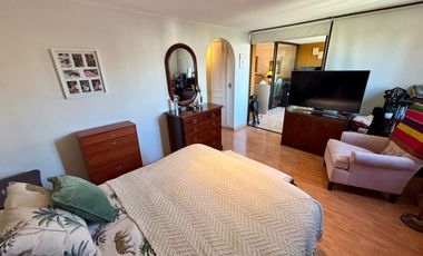 Se Vende Amplio Departamento 3 Dormitorios + 2 Estacionamientos. Providencia