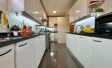 Se Vende Amplio Departamento 3 Dormitorios + 2 Estacionamientos. Providencia