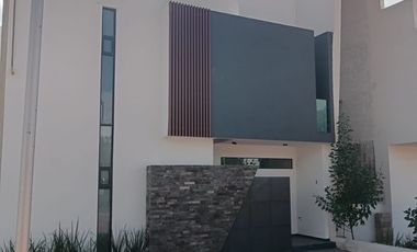 🔴En Venta🔴 🏠🏠Casa estilo minimalista, ubicada en Fraccionamiento “Los Frailes” cerca de hospitales y escuelas (Universidad del Futbol, La Salle, I