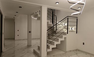 🔴En Venta🔴 🏠🏠Casa estilo minimalista, ubicada en Fraccionamiento “Los Frailes” cerca de hospitales y escuelas (Universidad del Futbol, La Salle, I