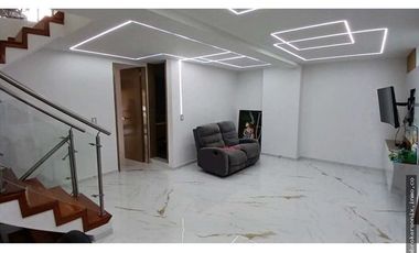 VENDO CASA EN LA HACIENDA DE 3 PISO