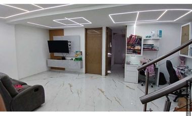 VENDO CASA EN LA HACIENDA DE 3 PISO