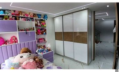VENDO CASA EN LA HACIENDA DE 3 PISO