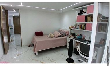VENDO CASA EN LA HACIENDA DE 3 PISO