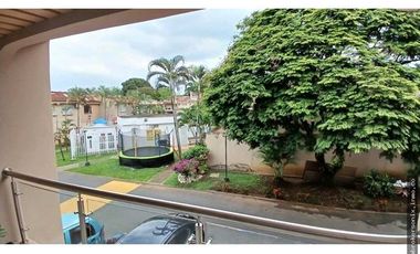 VENDO CASA EN LA HACIENDA DE 3 PISO