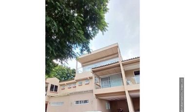 VENDO CASA EN LA HACIENDA DE 3 PISO