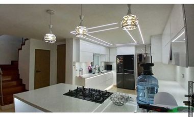 VENDO CASA EN LA HACIENDA DE 3 PISO