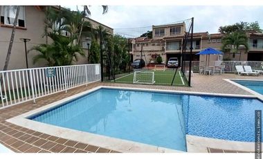 VENDO CASA EN LA HACIENDA DE 3 PISO