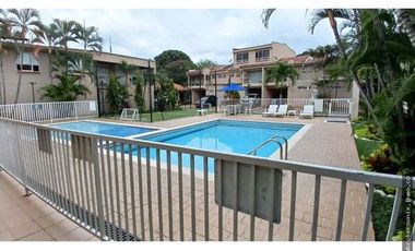 VENDO CASA EN LA HACIENDA DE 3 PISO