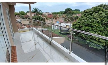 VENDO CASA EN LA HACIENDA DE 3 PISO