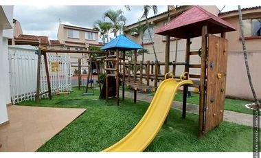 VENDO CASA EN LA HACIENDA DE 3 PISO
