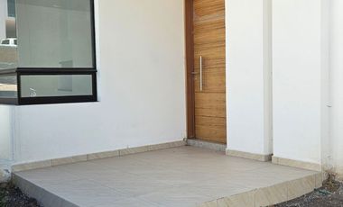 PREVENTA CASA DE DOS NIVELES CÉNTRICA