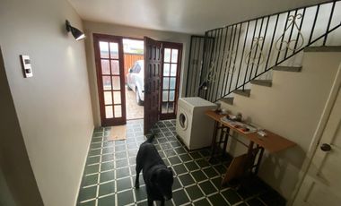 SE VENDE PROPIEDAD DE MATERIAL SOLIDO EN BUEN ESTADO