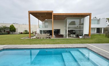 Vendo espaciosa casa con piscina en La Encantada de Villa