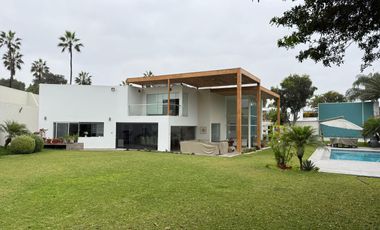 Vendo espaciosa casa con piscina en La Encantada de Villa