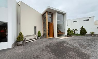 Vendo espaciosa casa con piscina en La Encantada de Villa