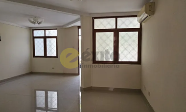 GRAN VENTA DE CASA DE TRES PISOS EN LA URB. LOURDES, PIURA