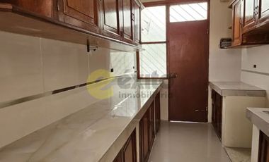 GRAN VENTA DE CASA DE TRES PISOS EN LA URB. LOURDES, PIURA
