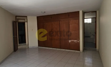 GRAN VENTA DE CASA DE TRES PISOS EN LA URB. LOURDES, PIURA