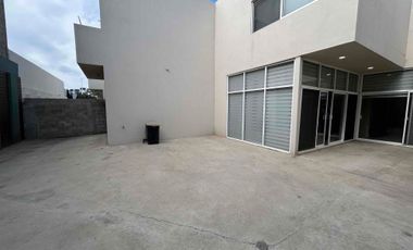 RENTO mega casa con patio y cuarto de servicio!