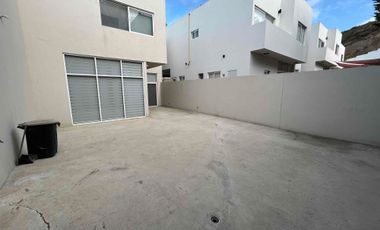 RENTO mega casa con patio y cuarto de servicio!