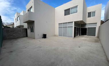 RENTO mega casa con patio y cuarto de servicio!