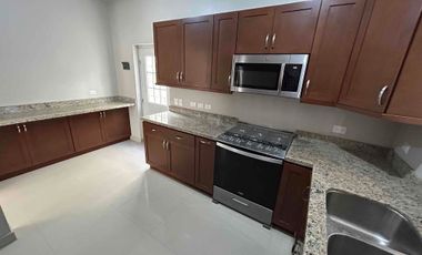 RENTO mega casa con patio y cuarto de servicio!
