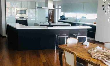 Arriendo Amoblado Lujoso Penthouse de  de 270m2, Vista Panorámica, Sector González Suárez
