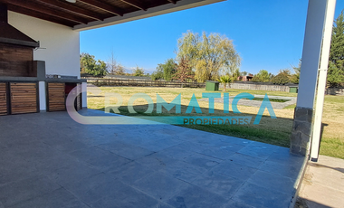 Casa Mediterránea En Condominio, Sector Las Mercedes