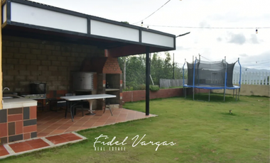 VENTA CASA EN CONJUNTO CON PISCINA CERCA DEL RIO BONDA STA MTA – F.V