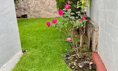 Renta de casa con amplio jardín privado y 3 recámaras, 2 estacionamientos