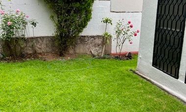 Renta de casa con amplio jardín privado y 3 recámaras, 2 estacionamientos