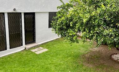 Renta de casa con amplio jardín privado y 3 recámaras, 2 estacionamientos