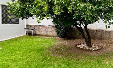 Renta de casa con amplio jardín privado y 3 recámaras, 2 estacionamientos