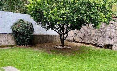 Renta de casa con amplio jardín privado y 3 recámaras, 2 estacionamientos
