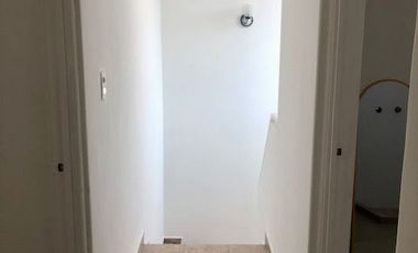 Renta de casa con amplio jardín privado y 3 recámaras, 2 estacionamientos