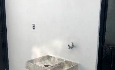 Renta de casa con amplio jardín privado y 3 recámaras, 2 estacionamientos