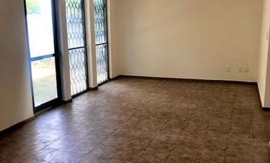 Renta de casa con amplio jardín privado y 3 recámaras, 2 estacionamientos