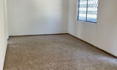 Renta de casa con amplio jardín privado y 3 recámaras, 2 estacionamientos
