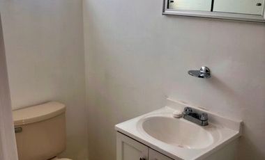 Renta de casa con amplio jardín privado y 3 recámaras, 2 estacionamientos
