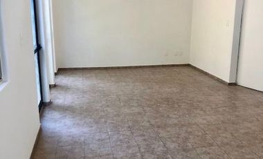 Renta de casa con amplio jardín privado y 3 recámaras, 2 estacionamientos