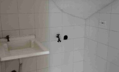 Vendo estupenda casa de  cuatro pisos con cuatro Aptos. independientes
