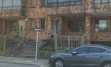 Vendo estupenda casa de  cuatro pisos con cuatro Aptos. independientes