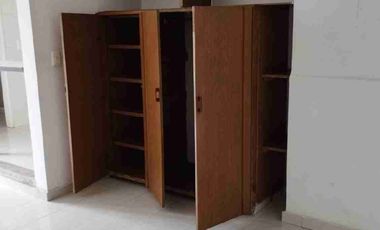 Vendo estupenda casa de  cuatro pisos con cuatro Aptos. independientes